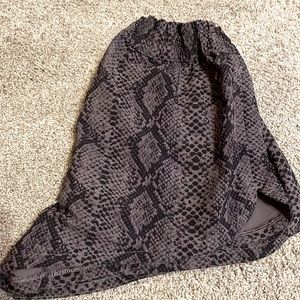 Athletic shorts Snakeskin print